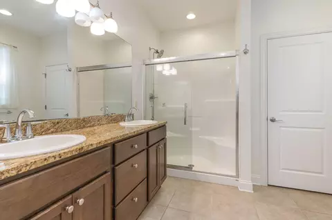 Bath - 240 Spencer Dr, Branson, MO 65616 photo 1 of 2