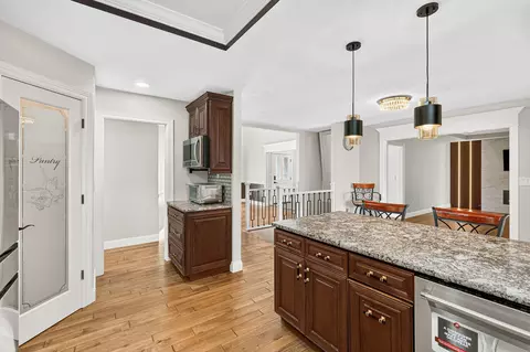 Kitchen - 1854 S Oakmont Ave, Springfield, MO 65809 photo 5 of 8