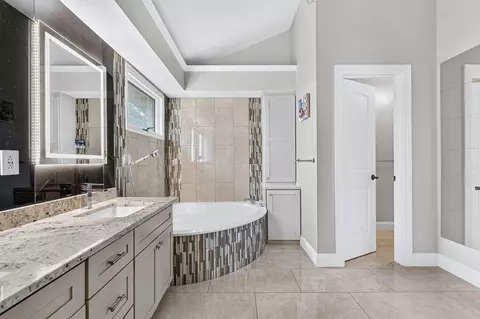 Bath - 1854 S Oakmont Ave, Springfield, MO 65809 photo 2 of 7