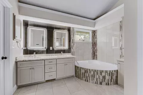 Bath - 1854 S Oakmont Ave, Springfield, MO 65809 photo 1 of 7