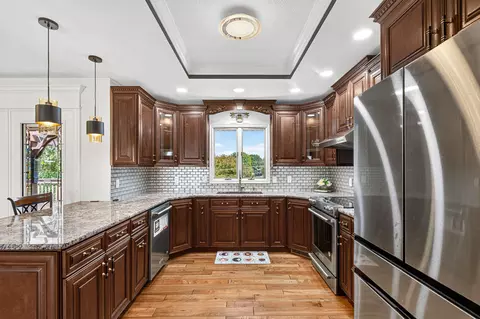 Kitchen - 1854 S Oakmont Ave, Springfield, MO 65809 photo 3 of 8