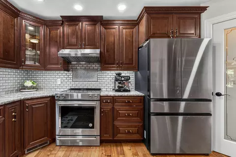 Kitchen - 1854 S Oakmont Ave, Springfield, MO 65809 photo 4 of 8