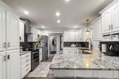 Kitchen - 3710 S Suburban Ave, Springfield, MO 65807 photo 4 of 5