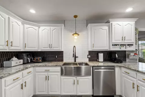 Kitchen - 3710 S Suburban Ave, Springfield, MO 65807 photo 2 of 5