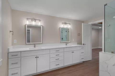 Bath - 713 E Meadowlark Cir, Springfield, MO 65810 photo 2 of 7