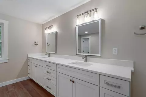 Bath - 713 E Meadowlark Cir, Springfield, MO 65810 photo 1 of 7