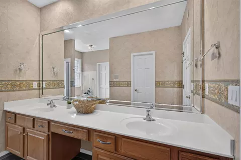 Bath - 4250 E Misty Woods St, Springfield, MO 65809 photo 2 of 7