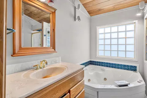 Bath - 4235 S Windermere Ave, Springfield, MO 65804 photo 2 of 3