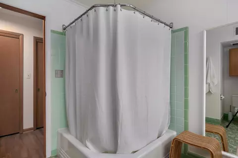 Bath - 1901 S Cedarbrook Ave, Springfield, MO 65804 photo 2 of 5