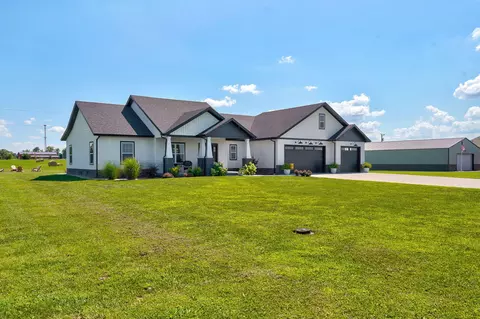 Exterior - 1032 Division St, Sparta, MO 65753 photo 3 of 13