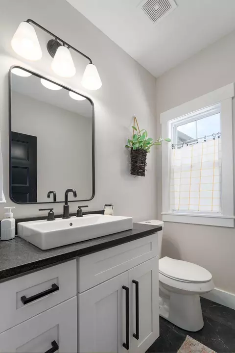 Bath - 1032 Division St, Sparta, MO 65753 photo 1 of 7