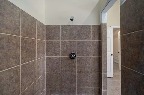Bath - 4855 S Blakey Ct, Springfield, MO 65810 photo 6 of 7