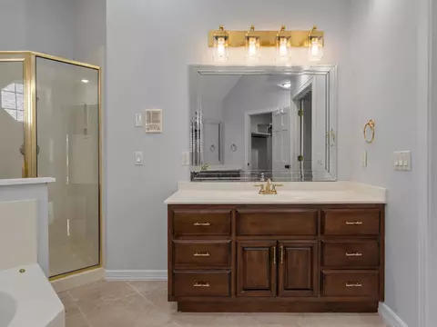 Bath - 4931 S Glenhaven Ave, Springfield, MO 65804 photo 2 of 7