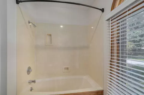 Bath - 4931 S Glenhaven Ave, Springfield, MO 65804 photo 6 of 7