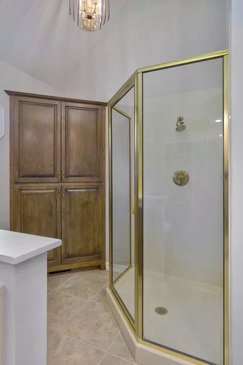 Bath - 4931 S Glenhaven Ave, Springfield, MO 65804 photo 4 of 7