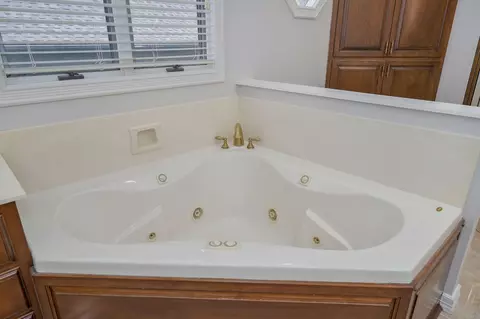 Bath - 4931 S Glenhaven Ave, Springfield, MO 65804 photo 3 of 7