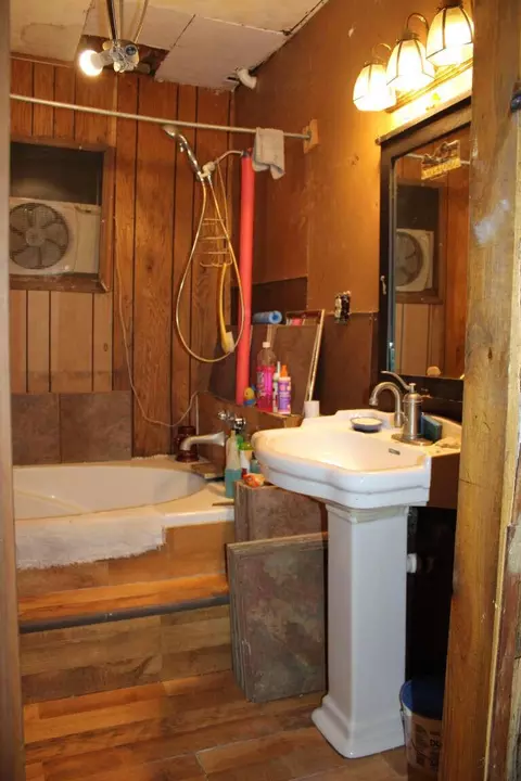 Bath - 185 Lakeview Dr, Forsyth, MO 65653 photo 2 of 4