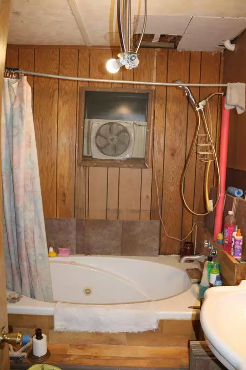 Bath - 185 Lakeview Dr, Forsyth, MO 65653 photo 3 of 4
