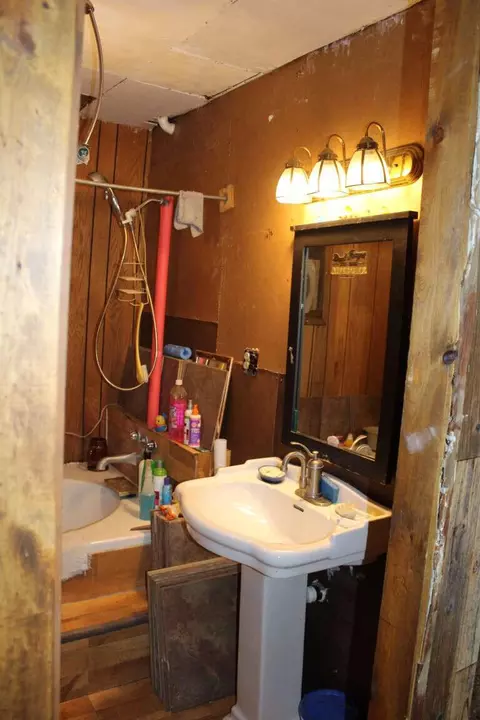Bath - 185 Lakeview Dr, Forsyth, MO 65653 photo 1 of 4