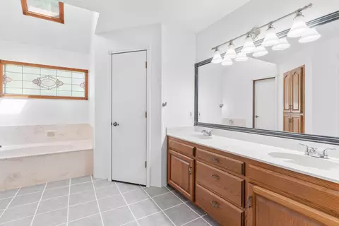 Bath - 2249 E Cragmont St, Springfield, MO 65804 photo 2 of 5