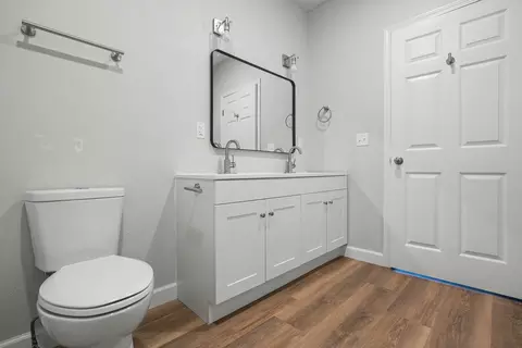 Bath - 1113 W Lynn St, Springfield, MO 65802 photo 2 of 3