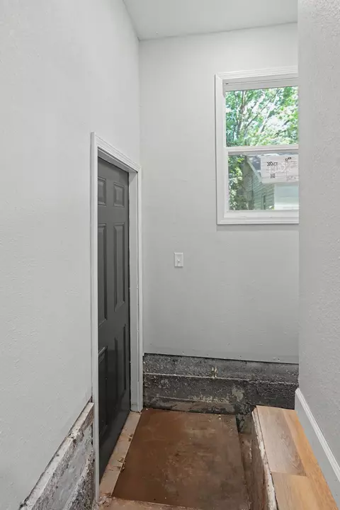Entry Way - 1113 W Lynn St, Springfield, MO 65802 photo 7 of 8