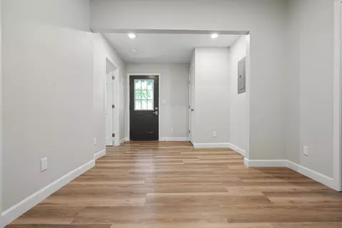 Entry Way - 1113 W Lynn St, Springfield, MO 65802 photo 2 of 8
