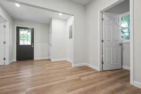 Entry Way - 1113 W Lynn St, Springfield, MO 65802 photo 3 of 8