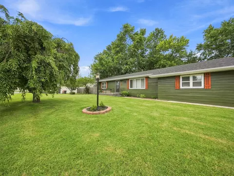 Exterior - 105 E Meadowbrook Ave, Clever, MO 65631 photo 15 of 17