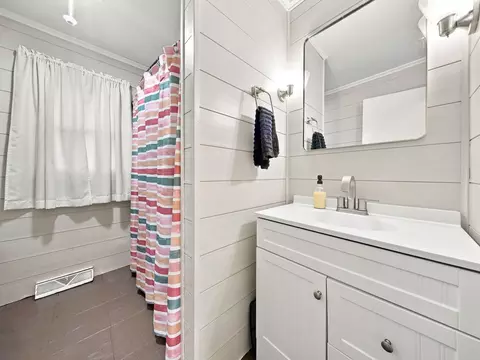 Bath - 105 E Meadowbrook Ave, Clever, MO 65631 photo 4 of 4