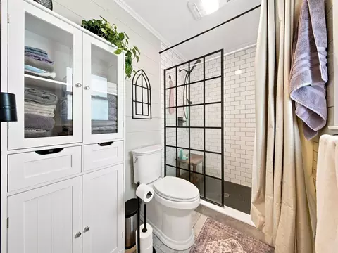 Bath - 105 E Meadowbrook Ave, Clever, MO 65631 photo 2 of 4