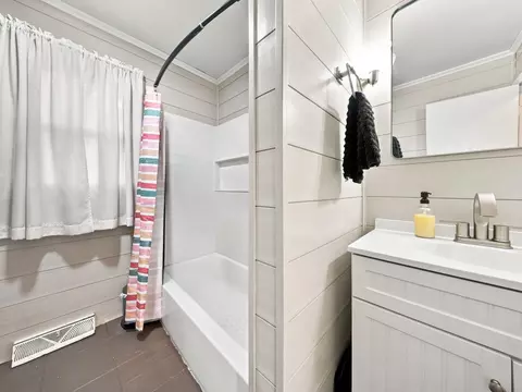 Bath - 105 E Meadowbrook Ave, Clever, MO 65631 photo 3 of 4