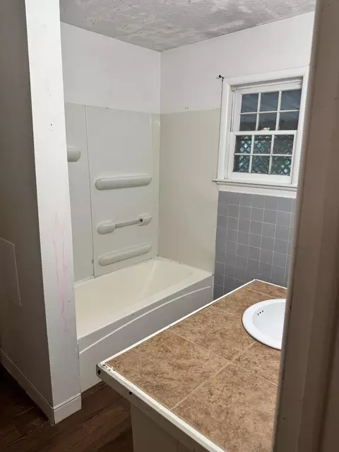 Bath - 2239 S Pickwick Ave, Springfield, MO 65804 photo 3 of 4