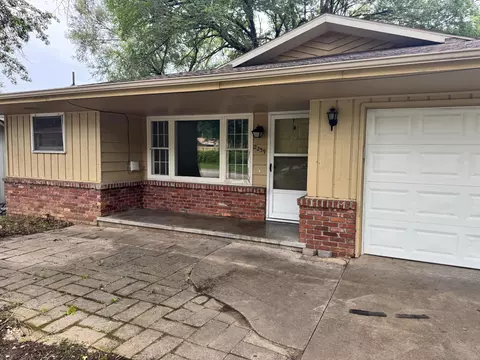 Exterior - 2239 S Pickwick Ave, Springfield, MO 65804 photo 4 of 6