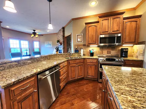 Kitchen - 231 Kingsgate Rd, Lampe, MO 65681 photo 6 of 12