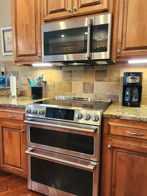 Kitchen - 231 Kingsgate Rd, Lampe, MO 65681 photo 4 of 12