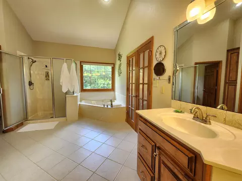 Bath - 231 Kingsgate Rd, Lampe, MO 65681 photo 7 of 11