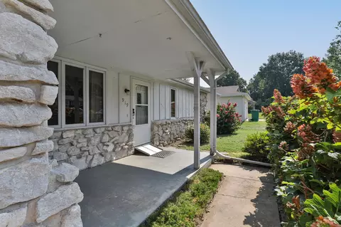 Exterior - 919 W Morningside St, Springfield, MO 65807 photo 3 of 9