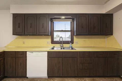 Kitchen - 919 W Morningside St, Springfield, MO 65807 photo 3 of 4