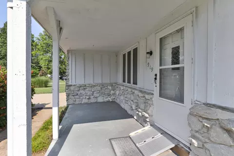 Exterior - 919 W Morningside St, Springfield, MO 65807 photo 4 of 9