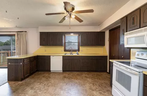 Kitchen - 919 W Morningside St, Springfield, MO 65807 photo 2 of 4
