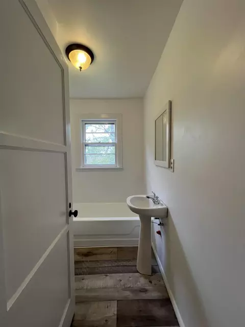 Bath - 519 Spruce St, Thayer, MO 65791 photo 2 of 3