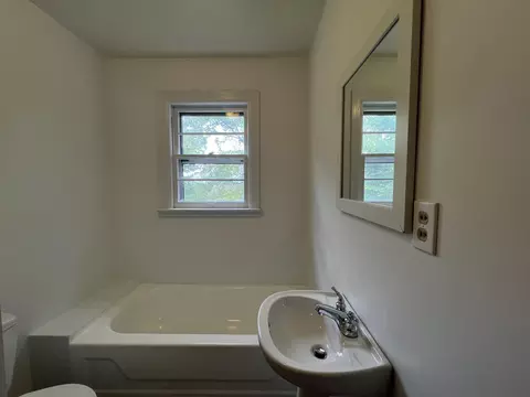 Bath - 519 Spruce St, Thayer, MO 65791 photo 1 of 3