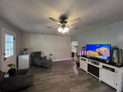 Living - 519 Spruce St, Thayer, MO 65791 photo 2 of 3