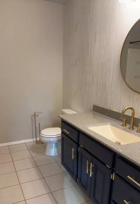 Bath - 204 N Maplecrest Dr, Nixa, MO 65714 photo 1 of 2