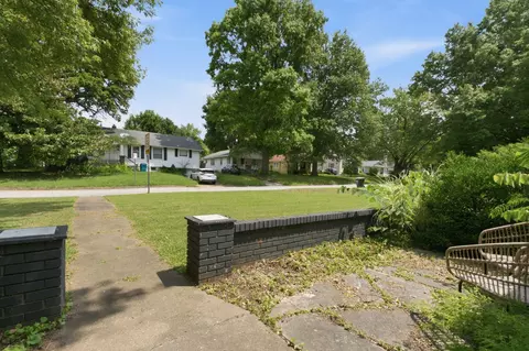 Exterior - 600 E Cozy St, Springfield, MO 65807 photo 6 of 10