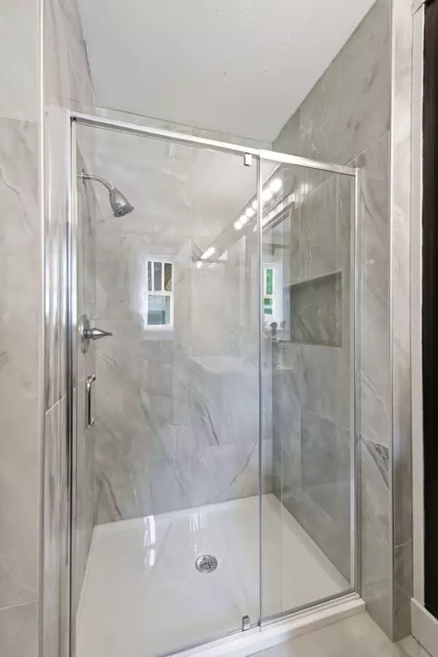 Bath - 600 E Cozy St, Springfield, MO 65807 photo 2 of 3