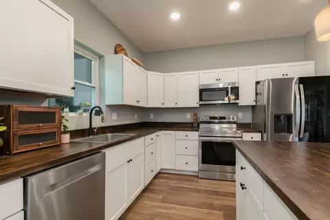 Kitchen - 2620 W Calhoun St, Springfield, MO 65802 photo 3 of 4