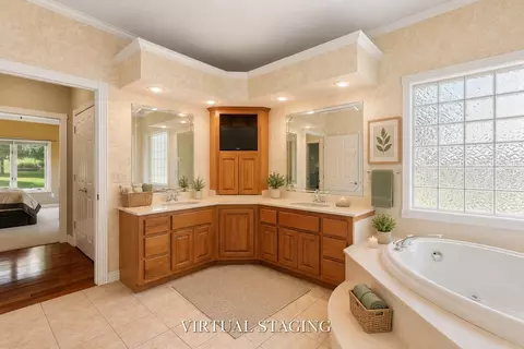 Bath - 3702 E Dartmoor Ct, Springfield, MO 65802 photo 1 of 2
