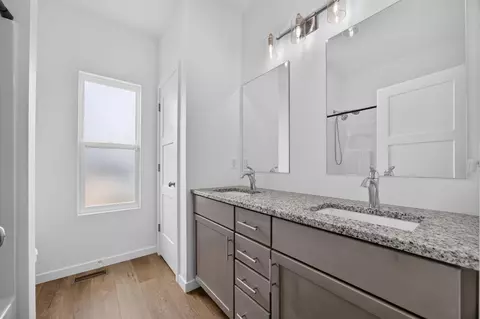 Bath - 3939 E Appledore Ct, Brookline, MO 65619 photo 3 of 4